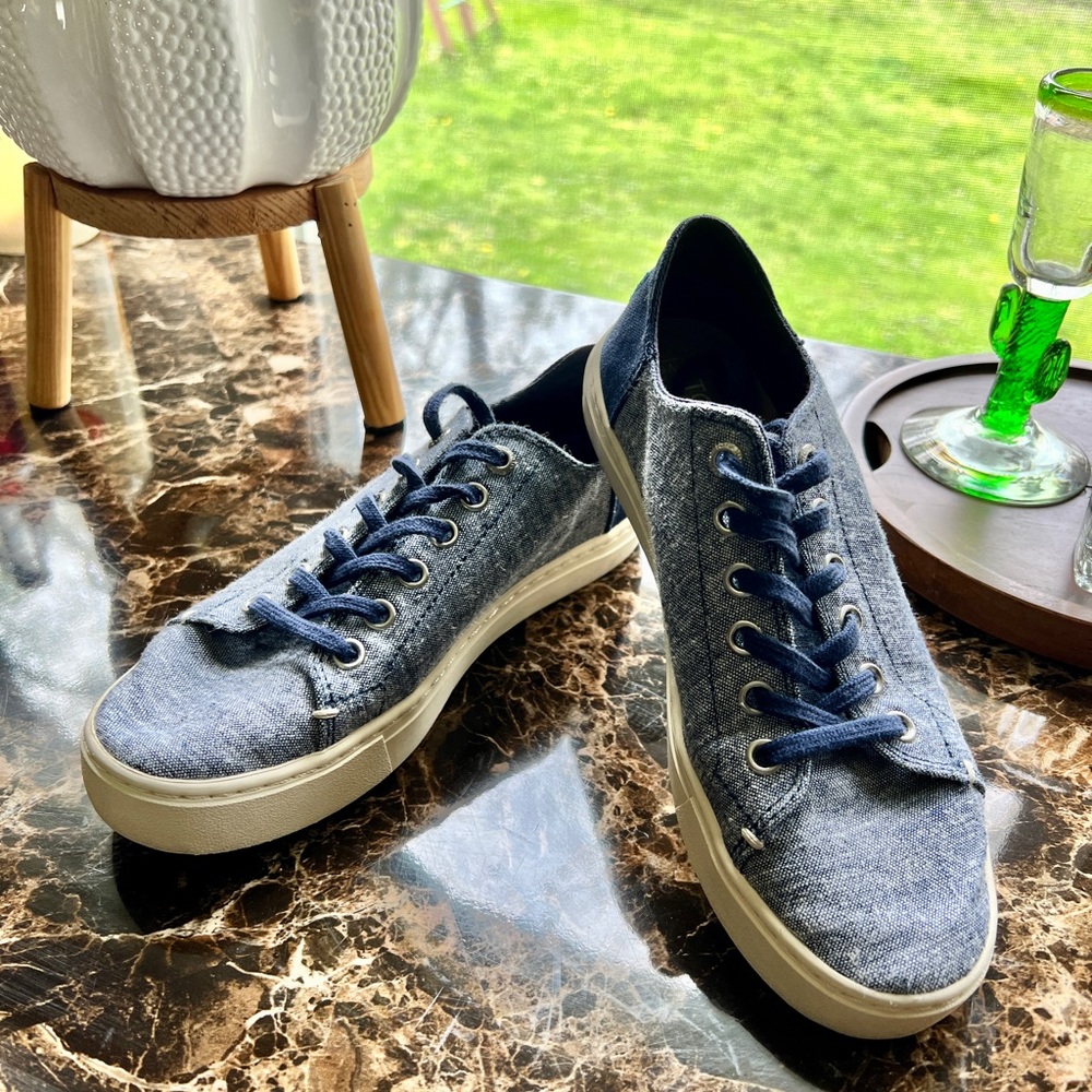 TOMS sneakers size 6 ladies.